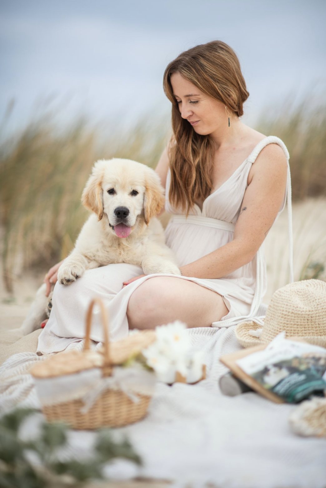 Chiot golden retriever lors d'un pique-nique en extérieur