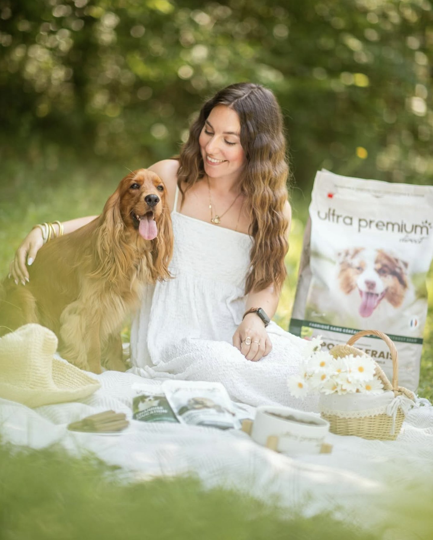 Jeune femme et son golden retriever, moment complice dans l'herbe