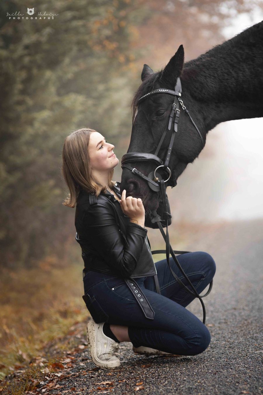 Cavalière et cheval complices près de l'écurie, lumière douce