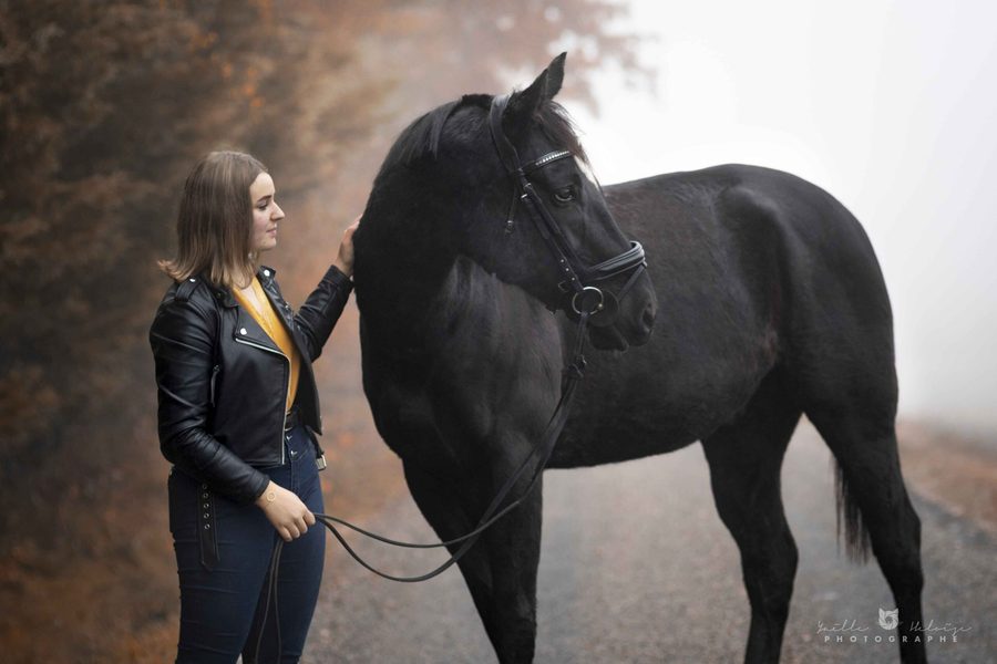Portrait de cavalière et cheval en fond noir, séance équine Tarn