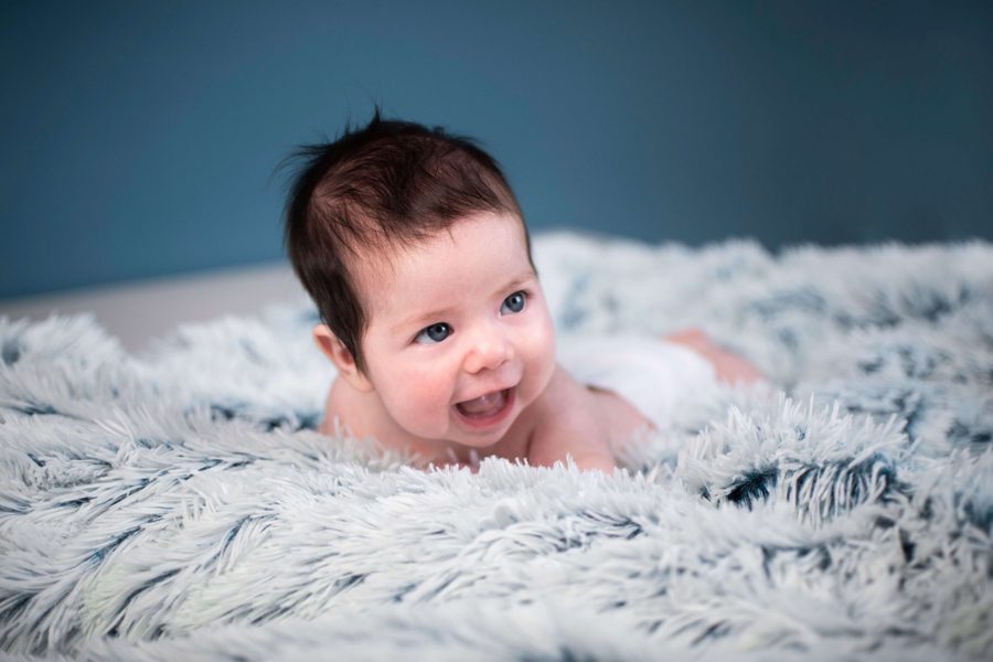 Nouveau-né souriant, séance photo naissance dans le Tarn