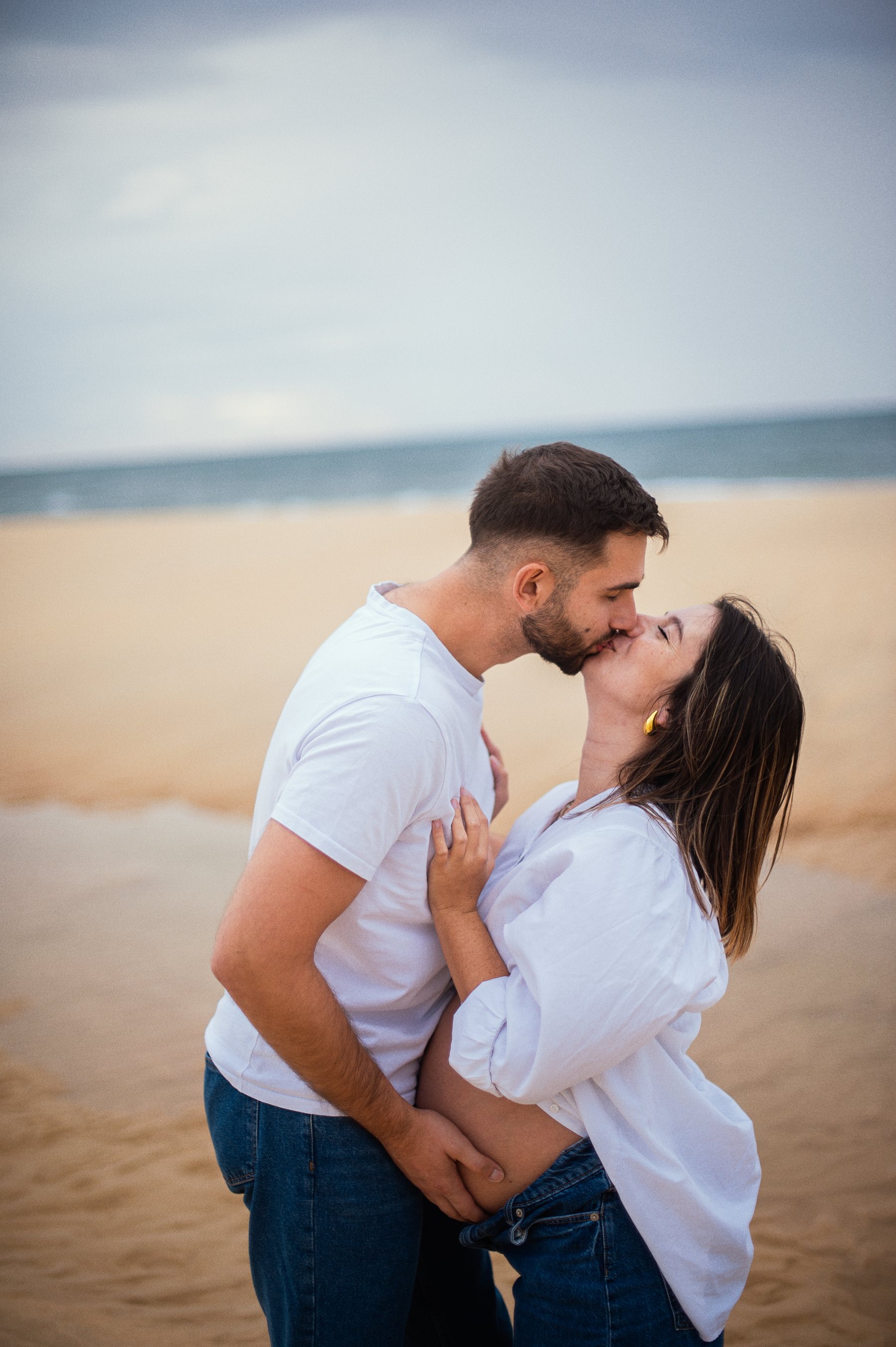 Baiser d'un couple en attente, plage au coucher du soleil