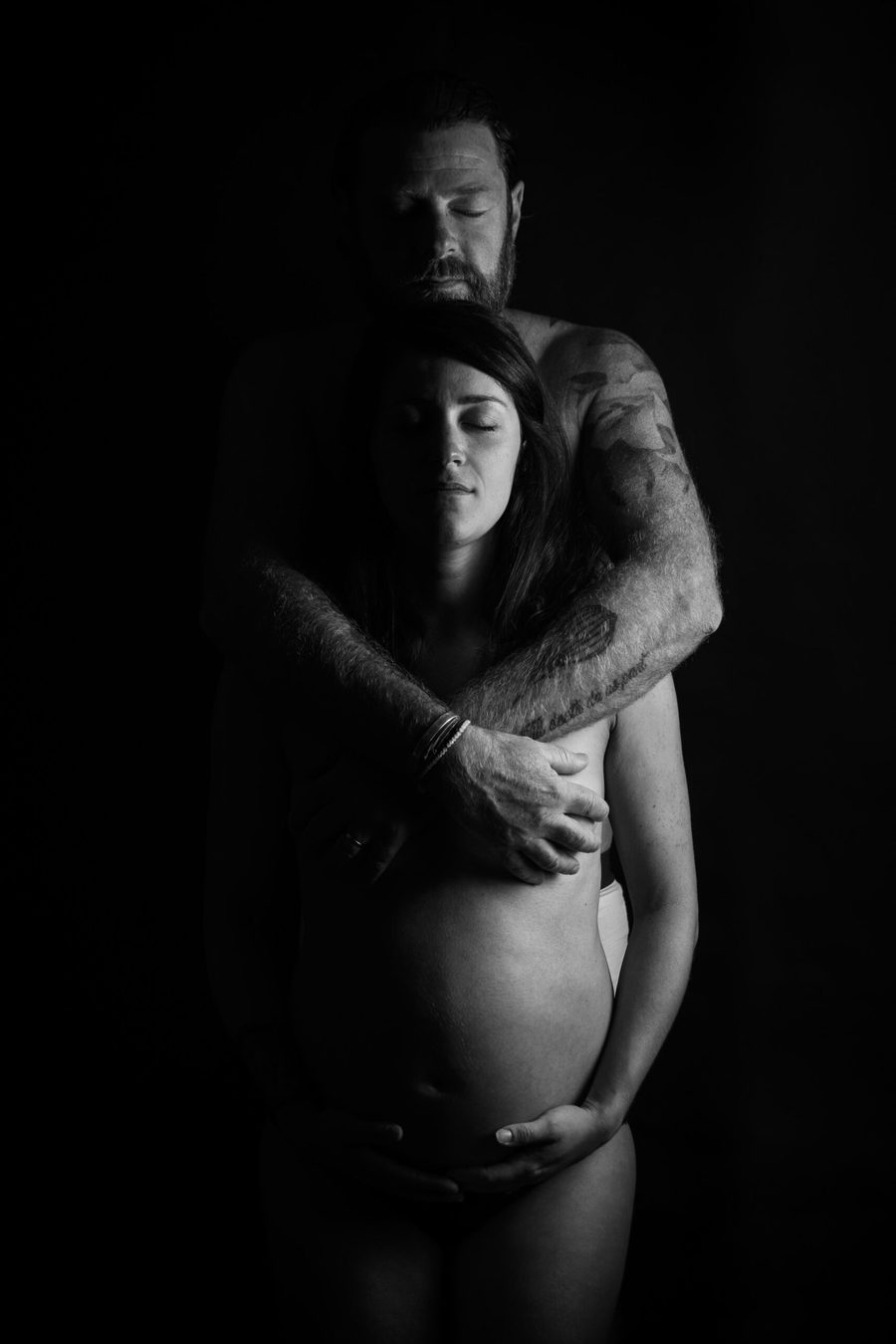 Grossesse en couple, silhouette en clair-obscur, Tarn