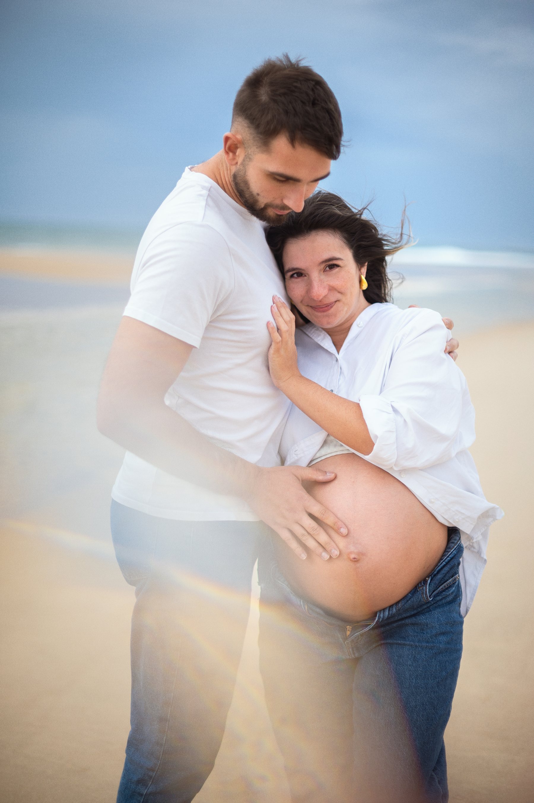 Couple tendrement enlacé sur la plage