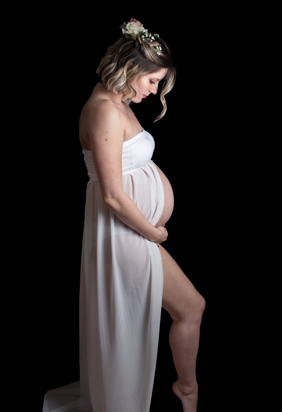 Silhouette d'une future maman en contre-jour