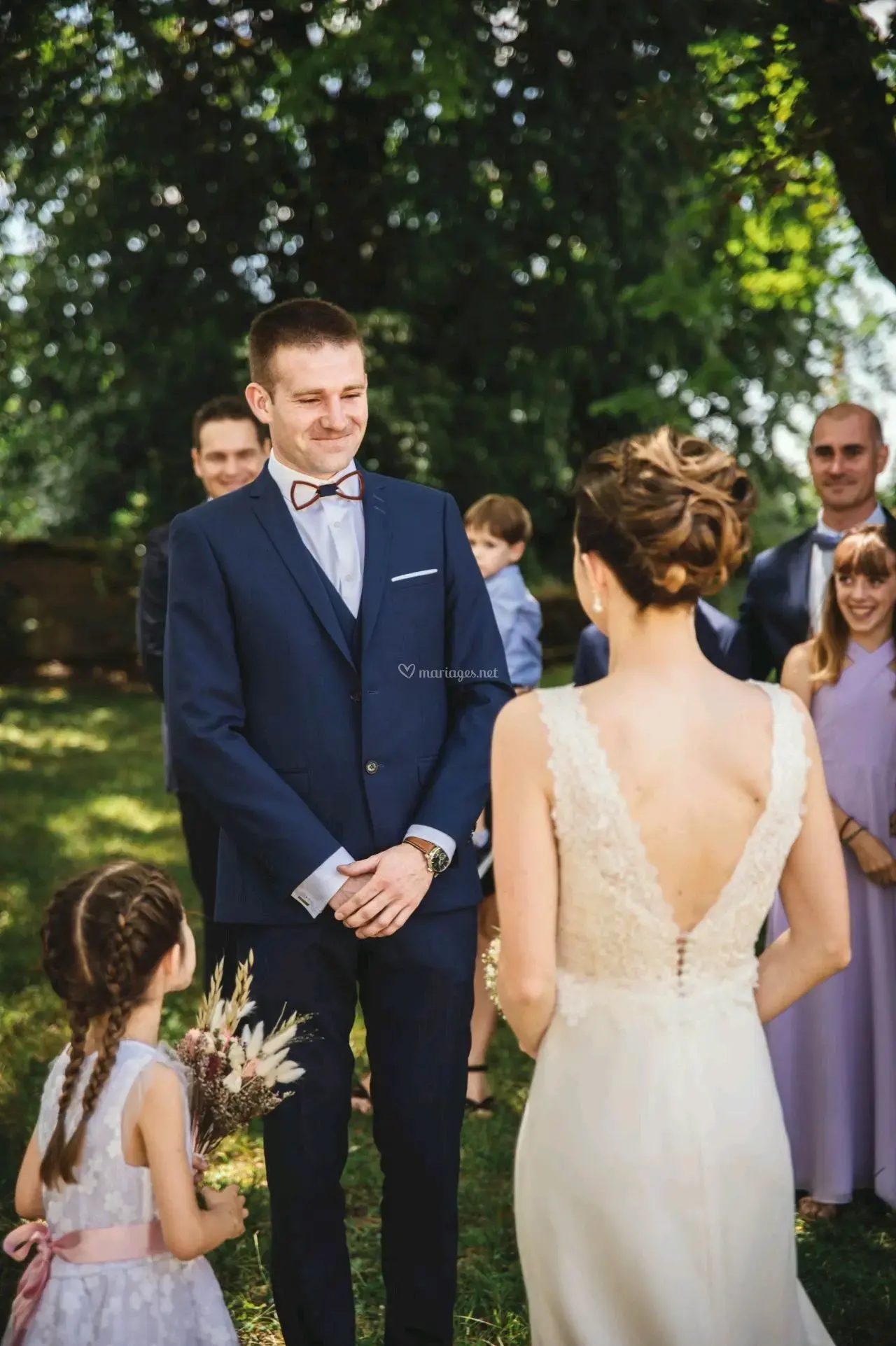 Couple de mariés souriant, moment naturel et détendu