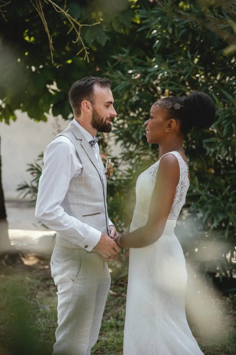 Couple qui rit, moment volé en extérieur