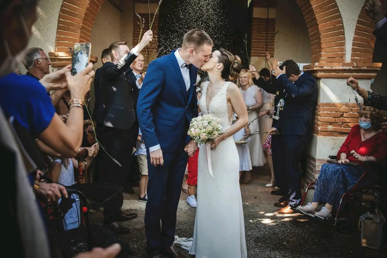 Émotion à la sortie de cérémonie, mariage dans le Tarn