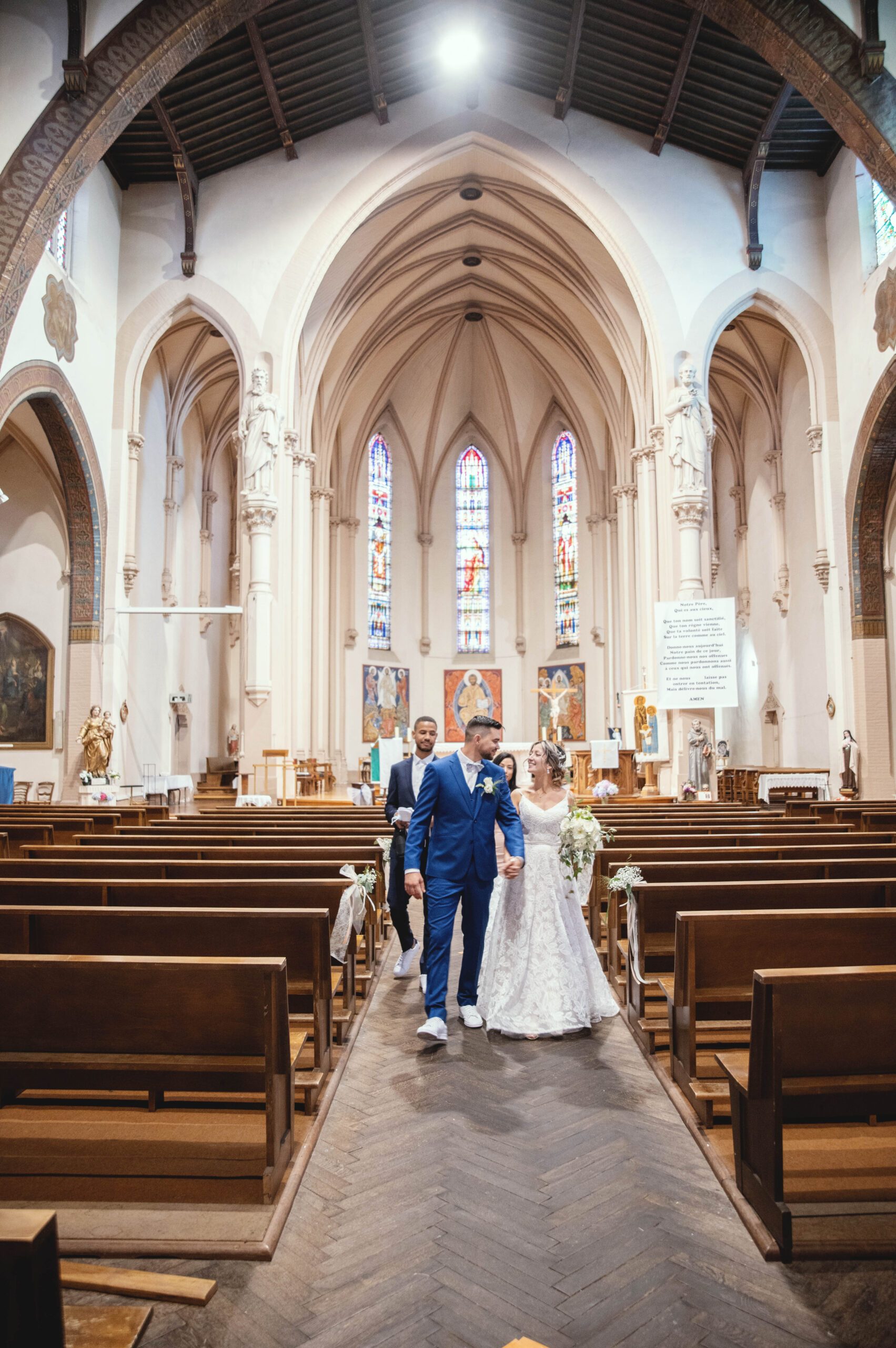 Cérémonie de mariage à l'église, cortège dans l'allée, Tarn