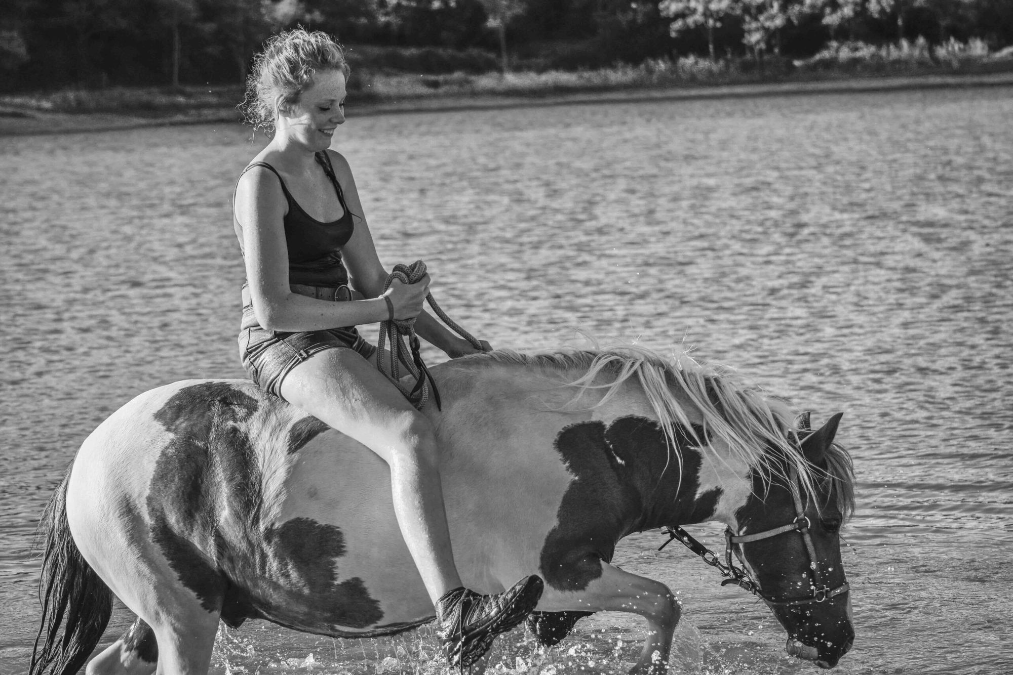 Yaëlle Heloïse à cheval dans une rivière au coucher du soleil, campagne du Tarn