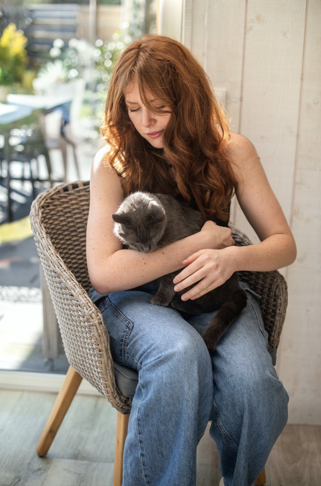 Yaëlle Heloïse, photographe, assise avec son chat dans les bras